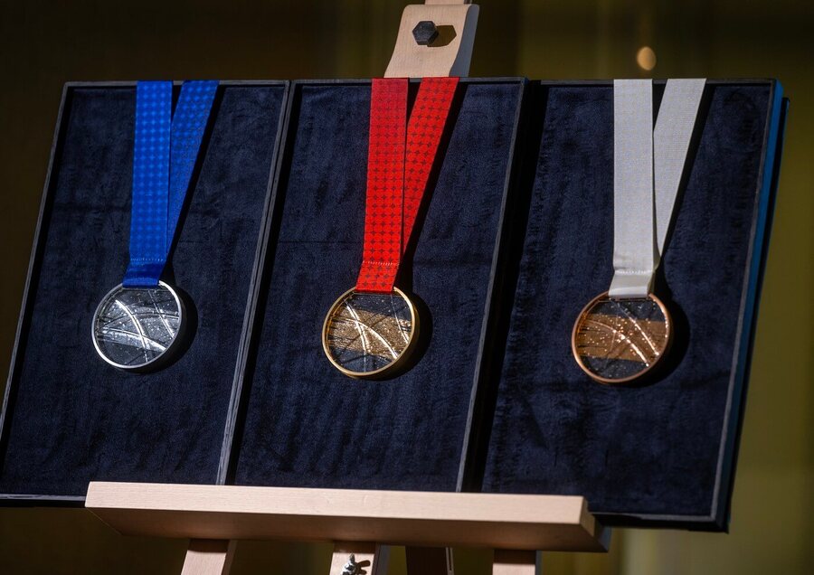 Představení nových medailí pro MS v hokeji 2024 - medaile pro MS 2024 v Praze a Ostravě jsou vyrobené z křišťálového skla
