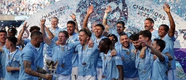 Hráči Manchesteru City se radují z titulu v sezoně 2023-24