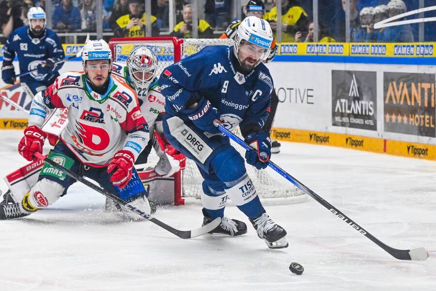 Obránce Libor Hájek, brankář Roman Will (Pardubice) a útočník Jakub Flek (Kometa) ve finále české Tipsport extraligy ledního hokeje. Obránce Libor Hájek, brankář Roman Will (Pardubice) a útočník Jakub Flek (Kometa) ve finále české Tipsport extraligy ledního hokeje.