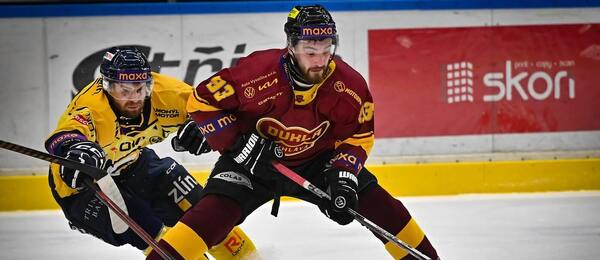 Hokejisté Pavel Sedláček a Jan Strejček ve finále 1. české Maxa ligy mezi Zlínem a Duklou Jihlava. Hokejisté Pavel Sedláček a Jan Strejček ve finále 1. české Maxa ligy mezi Zlínem a Duklou Jihlava.