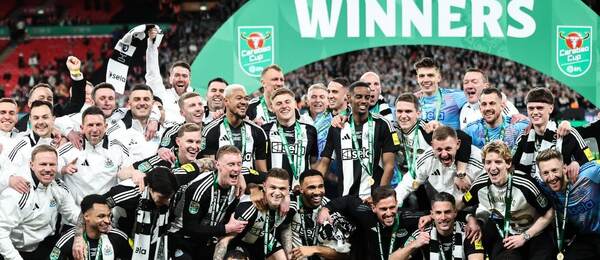 Fotbalisté Newcastlu oslavují zisk trofeje v EFL Cupu 2024–25 Fotbalisté Newcastlu oslavují zisk trofeje v EFL Cupu 2024–25