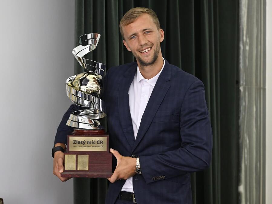 Tomáš Souček s trofejí pro vítěze