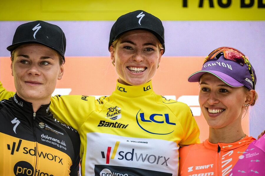 Lotte Kopecky, vítězka Demi Vollering a Katatzyna Niewiadoma na pódiu po skončení Tour de France Femmes 2023