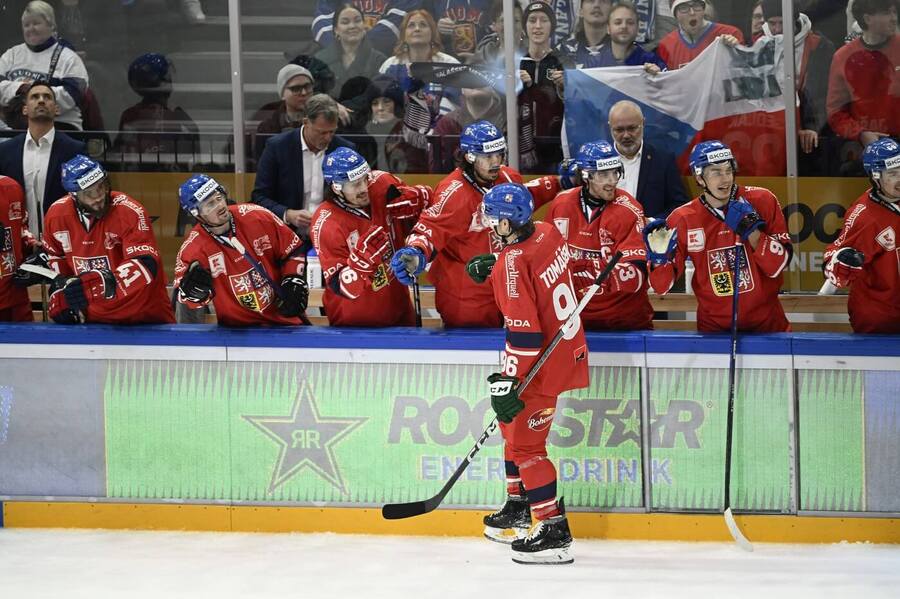 Hokej, Euro Hockey Tour: Čeští reprezentanti oslavují gól během Karjala Cupu, zahajovacího turnaje EHT