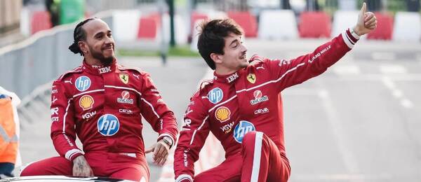 Lewis Hamilton a Charles Leclerc, jezdci stáje Ferrari v sezóně 2025 Formule 1.