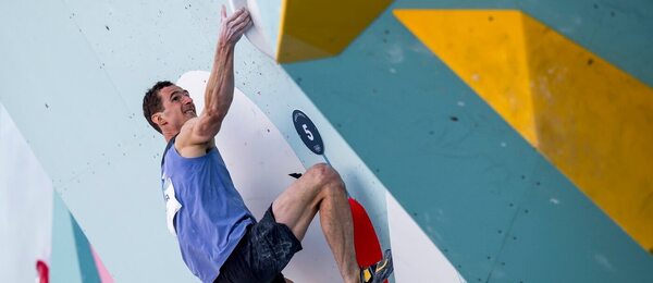 Sportovní lezení, Adam Ondra během olympijského boulderingu, Paříž, Francie