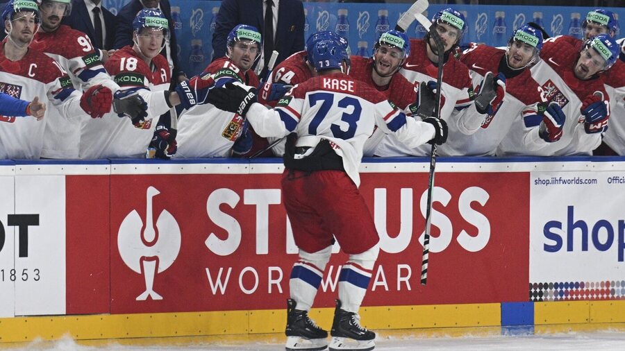 Ondřej Kaše se spoluhráči oslavuje proměněný nájezd v úvodním utkání na MS v hokeji 2024 v Praze