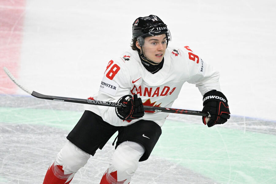 Kanadský útočník Connor Bedard dal ve svém prvním zápase na MS v hokeji dva góly