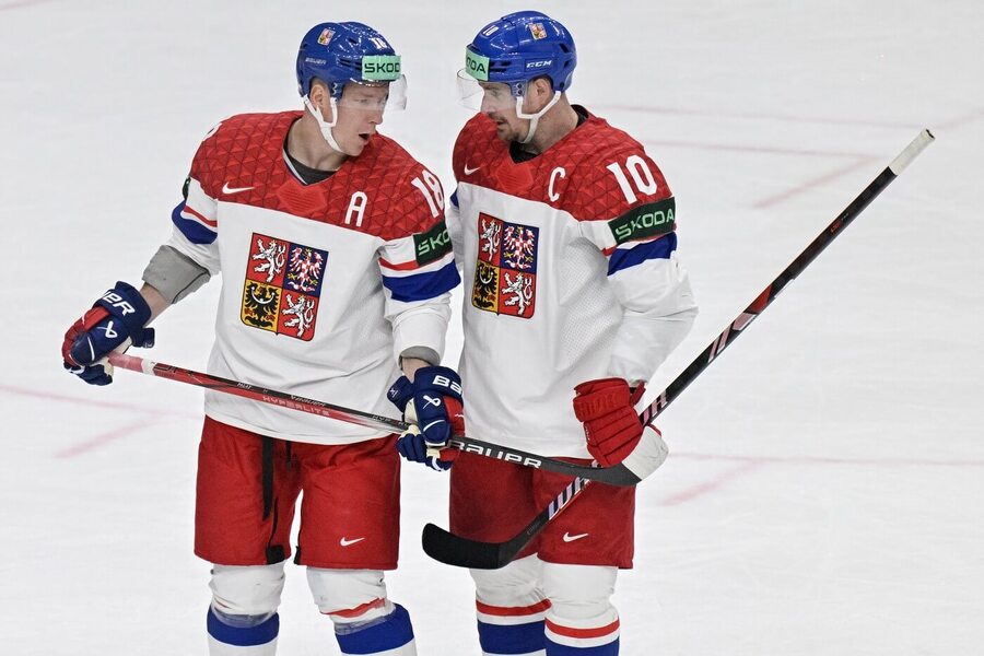 Čeští reprezentanti Ondřej Palát a Roman Červenka během utkání MS v hokeji 2024 proti Dánsku