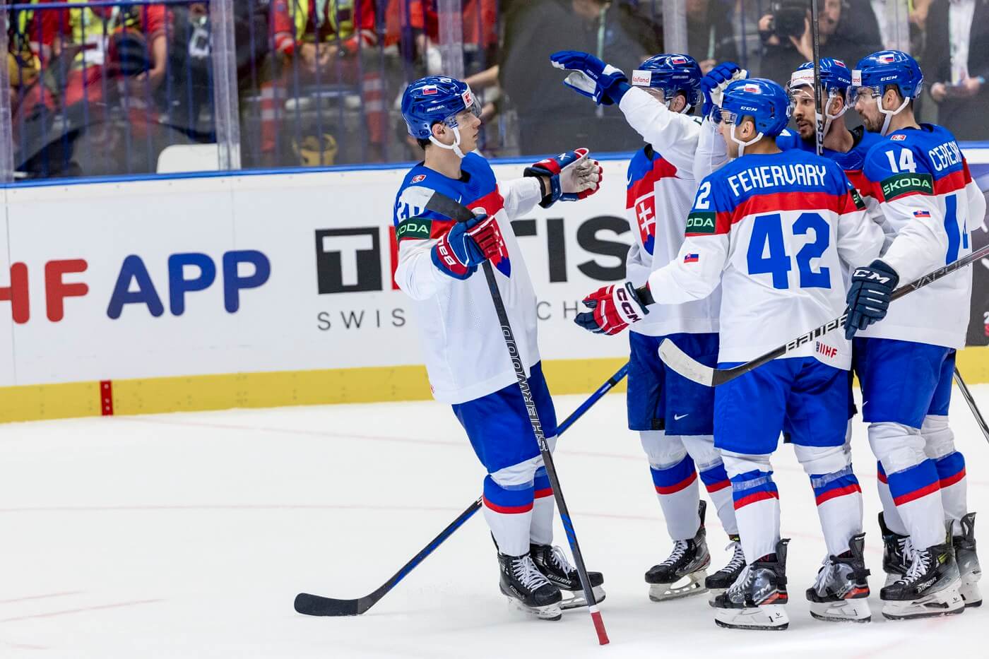 Hráči slovenského národního týmu se radují po vstřeleném gólu, MS v hokeji 2024