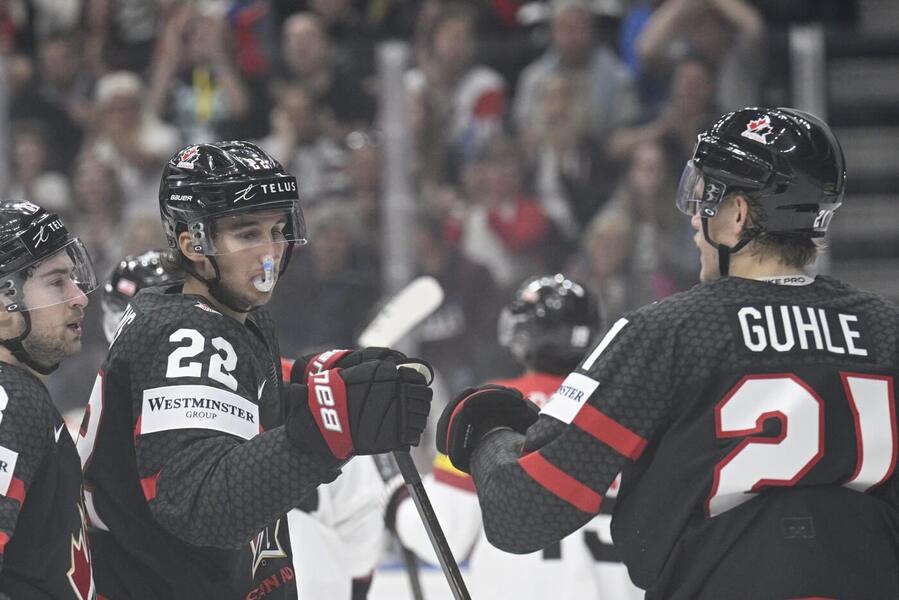 Dylan Cozens a Kaiden Guhle slaví gól Kanady na MS v hokeji 2024