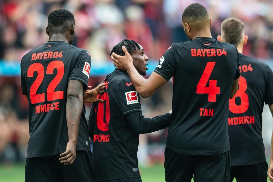 Hráči Leverkusenu v ligovém zápase proti Augsburgu