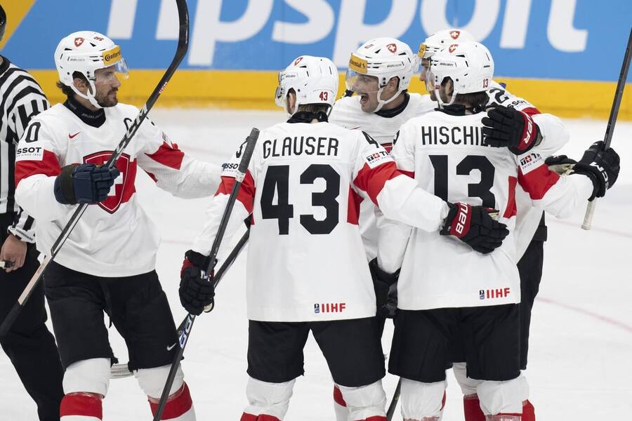 Roman Josi, Andrea Glauser a Nico Hischier slaví gól Švýcarska na MS v hokeji 2024