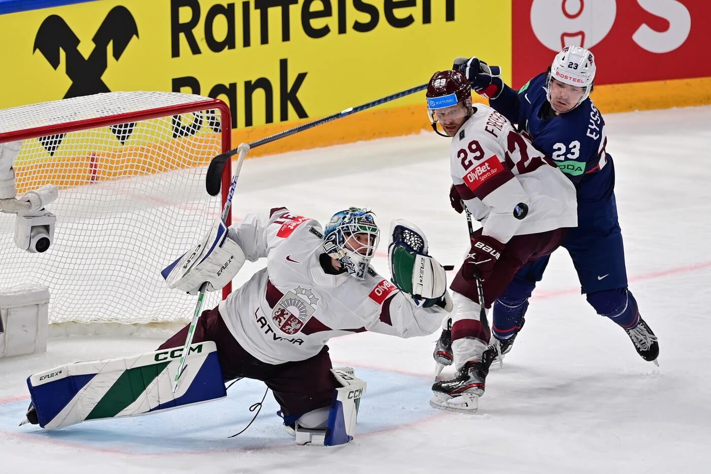 Zápas Lotyšsko vs. USA, MS v hokeji, momentka ze šampionátu v roce 2023, kdy se tyto celky střetly v souboji o 3. místo
