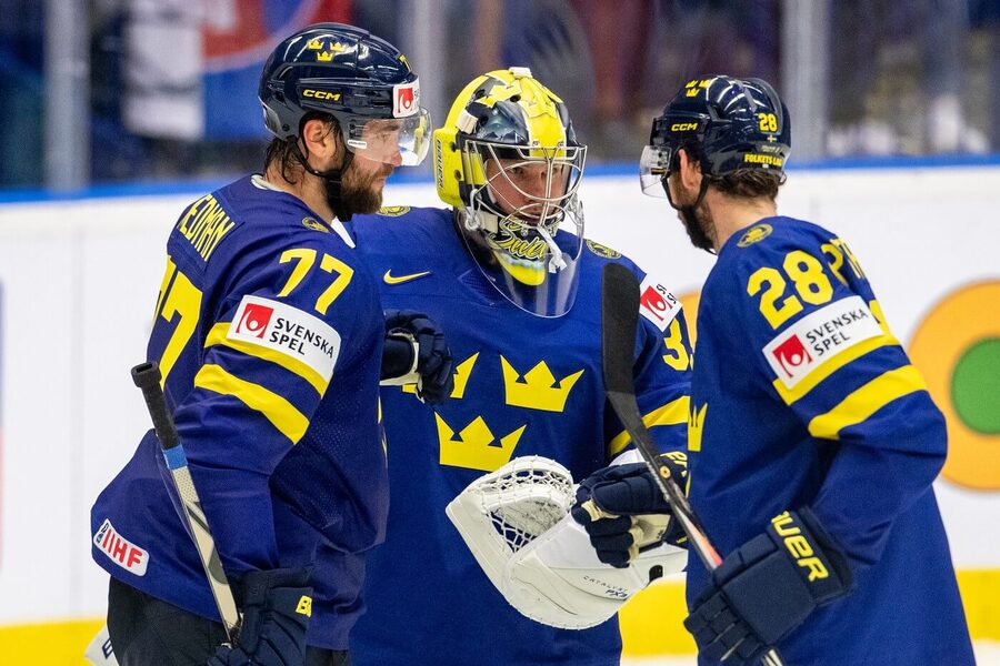 Victor Hedman, Filip Gustavsson, Marcus Pettersson slaví vítězství Švédska na MS v hokeji 2024