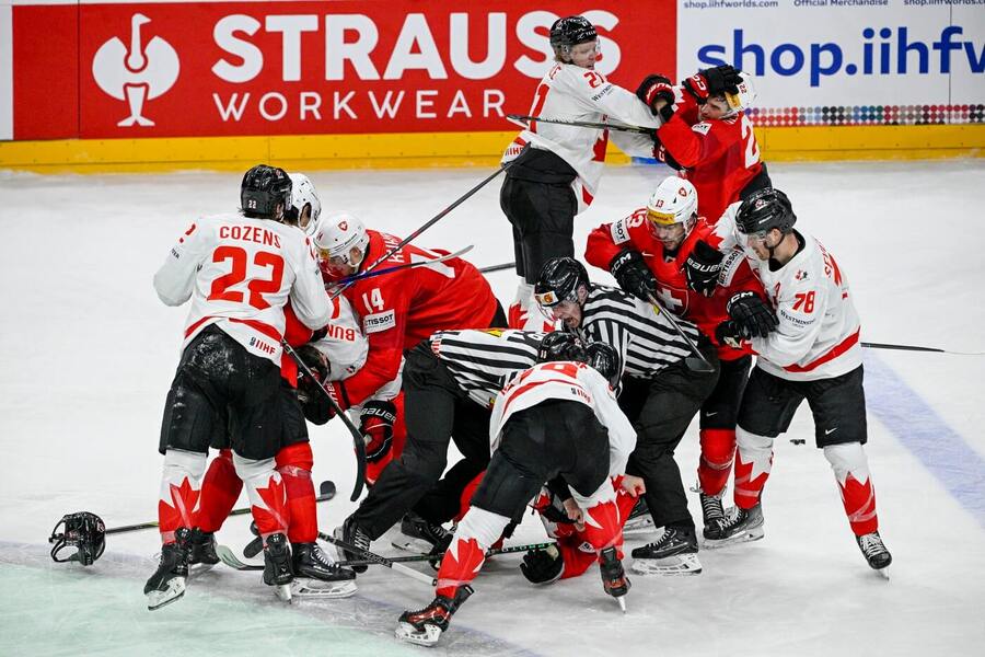Hráči Kanady a Švýcarska proti sobě odehráli vyhrocený zápas v základní skupině na MS v hokeji 2024