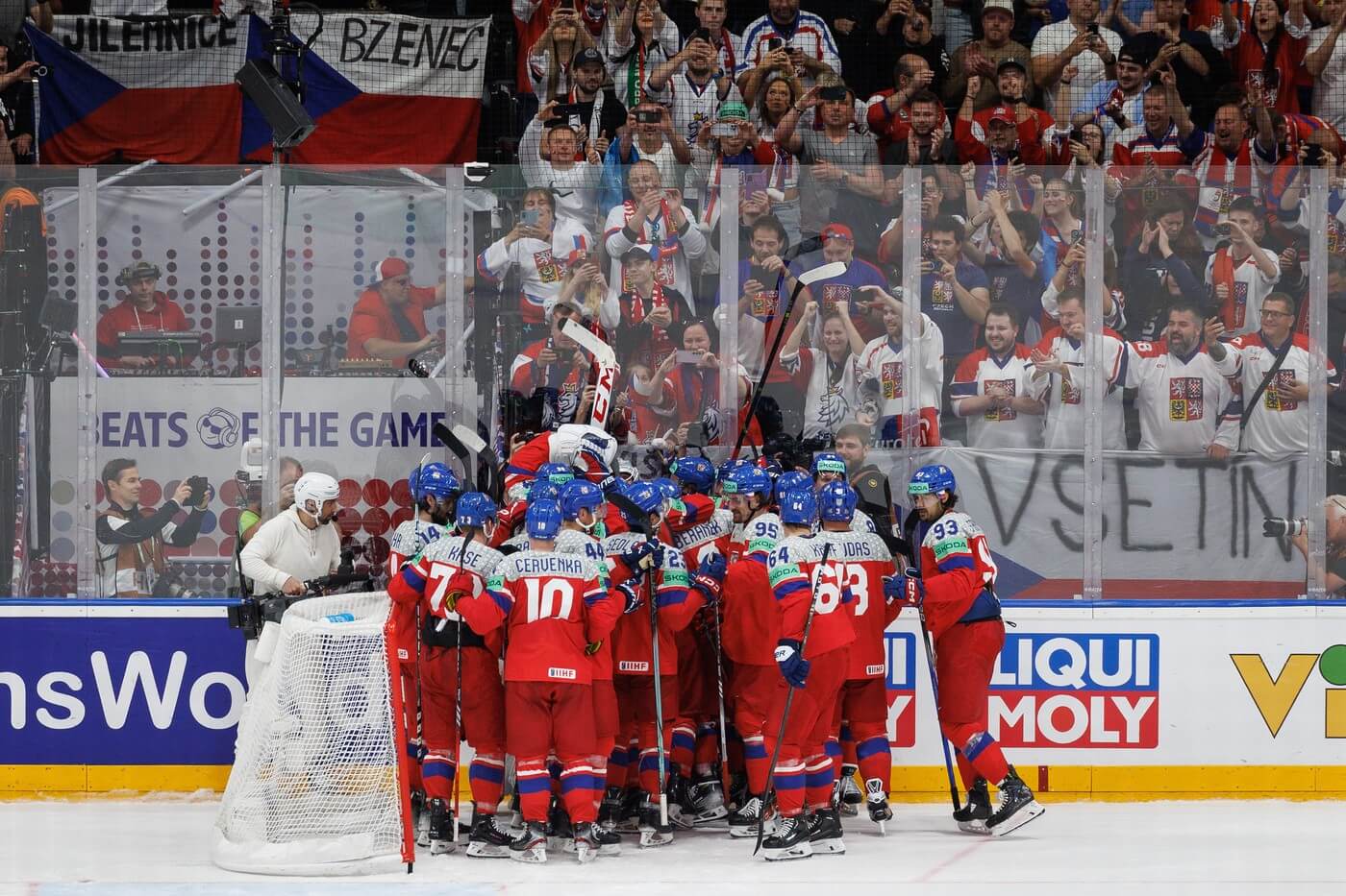 Český tým se raduje z postupu do semifinále na MS v hokeji 202