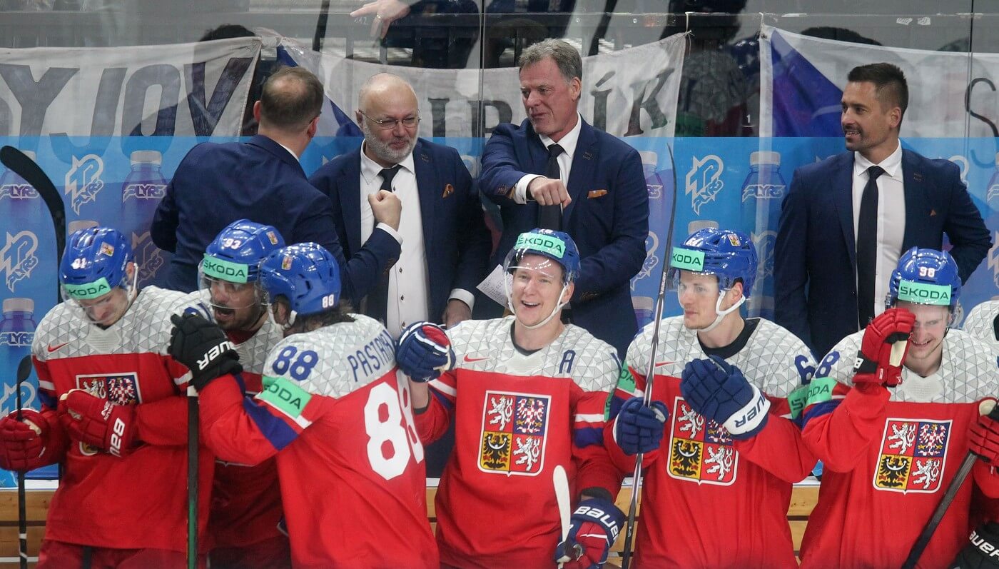 Český národní tým se raduje z postupu do finále na MS v hokeji 2024, momentka ze závěru semifinálového klání proti Švédům