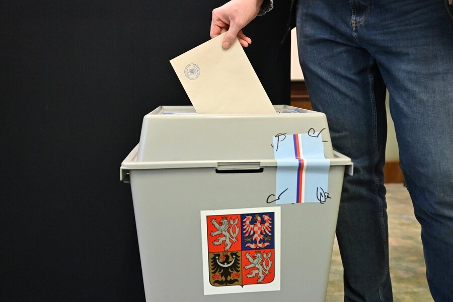 Volby, české prezidentské volby, volič vhazuje lístek do volební urny