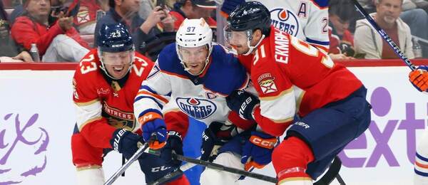 Carter Verhaeghe a Oliver Ekman-Larsson z Panthers a Connor McDavid z Oilers v utkání Florida vs. Edmonton v základní části NHL 2023-2024