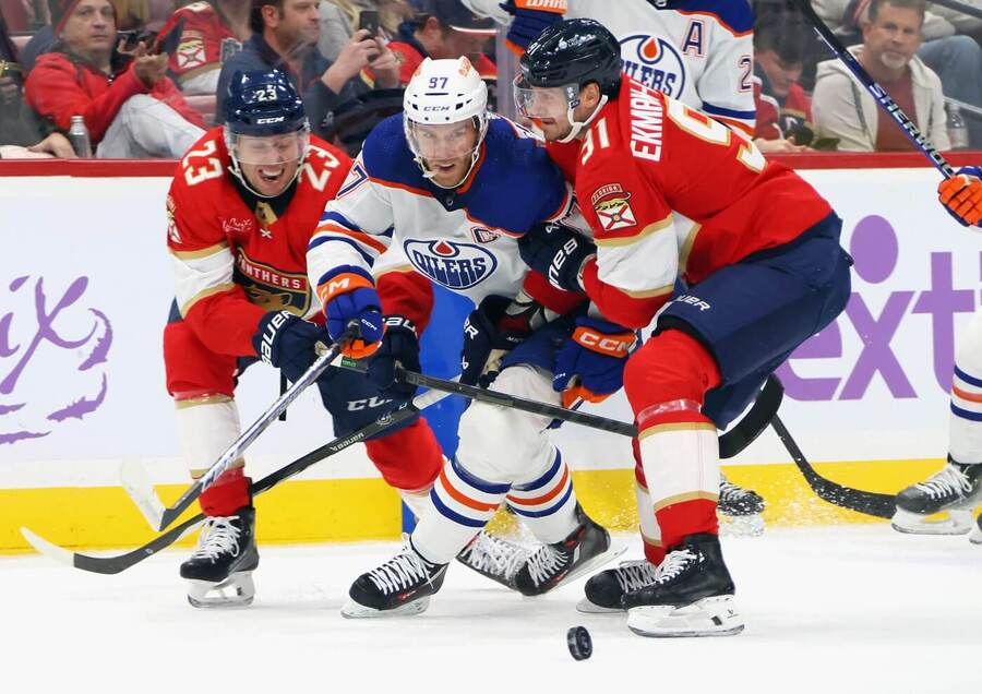 Carter Verhaeghe a Oliver Ekman-Larsson z Panthers a Connor McDavid z Oilers v utkání Florida vs. Edmonton v základní části NHL 2023-2024