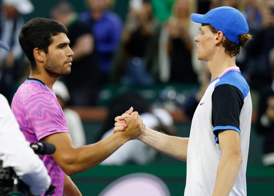 Tenisté Carlos Alcaraz a Jannik Sinner po společném semifinále na ATP Indian Wells 2024, dnes se oba utkají v semifinále Roland Garros 2024