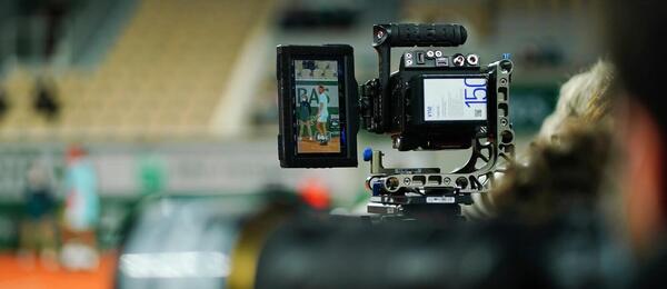 Televizní kamera v tenisovém areálu Roland Garros v Paříži