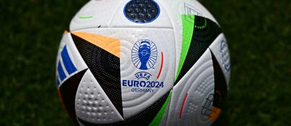 Fotbal, Mistrovství Evropy, EURO, oficiální míč Fussballliebe od Adidasu