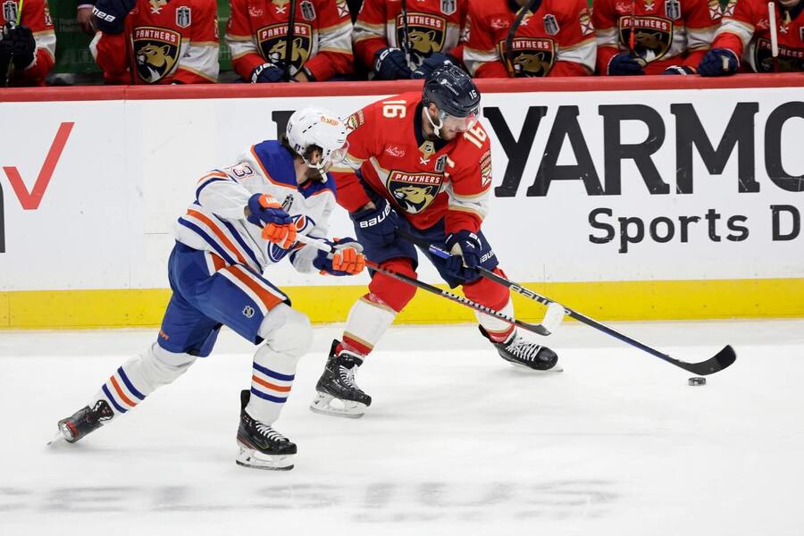 Finále Stanley Cupu 2024, Florida vs. Edmonton, na kotouči Aleksander Barkov (Florida), brání jej Mattias Janmark (Edmonton)