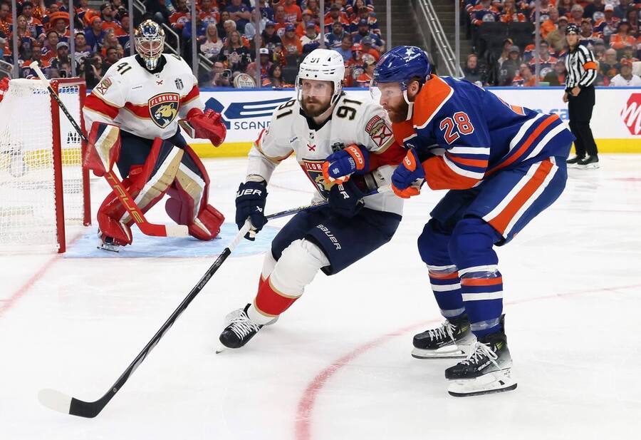 Finále Stanley Cupu 2024, Edmonton vs. Florida, na snímku Connor Brown (Oilers) a Oliver Ekman-Larsson (Panthers)