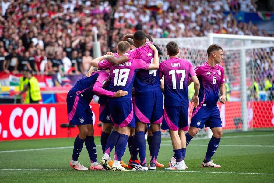 Hráči Německa slaví gól proti Maďarsku
