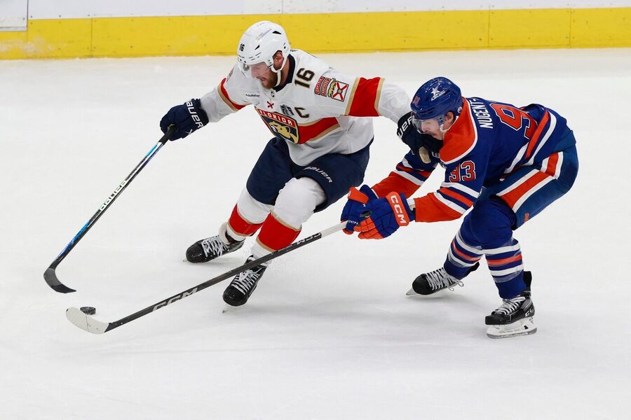 Aleksander Barkov a Ryan-Nugent Hopkins, dva nejdéle sloužící hokejisté Floridy a Edmontonu. Sledujte 7. finále play off NHL 2024 živě, vítěz bere Stanley Cup