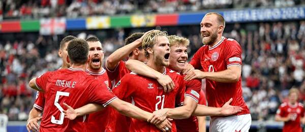 Hráči Dánska slaví vyrovnávající branku v zápase s Anglií
