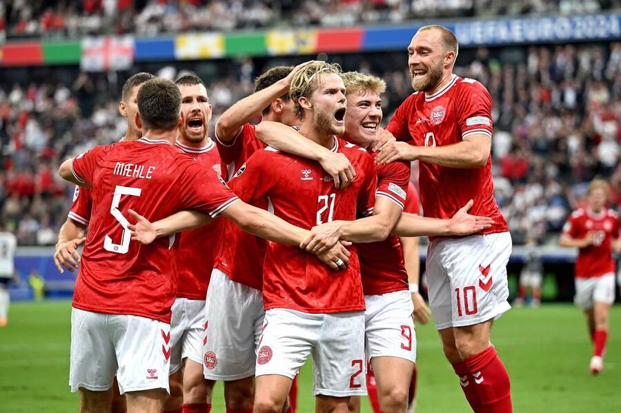 Hráči Dánska slaví vyrovnávající branku v zápase s Anglií