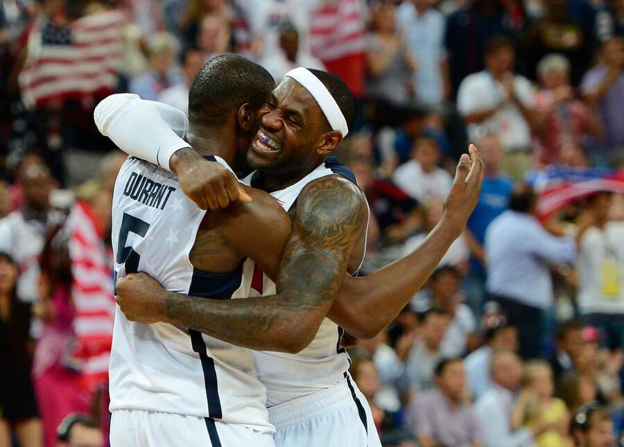 Lebron James a Kevin Durant se radují ze zisku olympijského zlata na LOH 2012 v Londýně