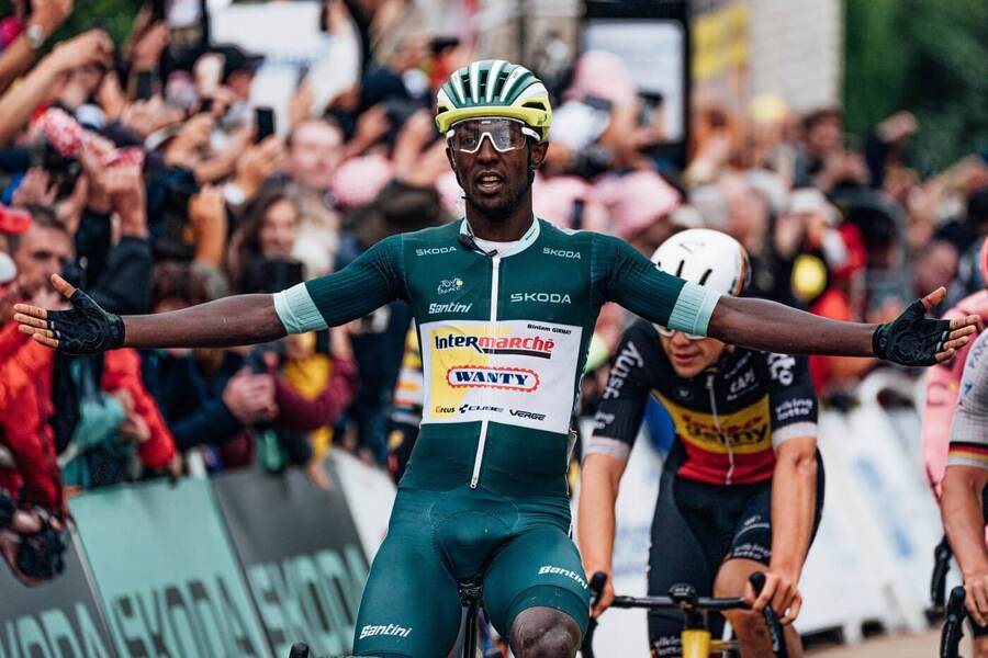 Eritrejský sprinter Biniam Girmay už vyhrál dvě etapy na Tour de France 2024