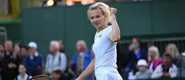 Kateřina Siniaková v utkání dvouhry na tenisovém Wimbledonu 2024, ve čtyřhře si dnes zahraje semifinále