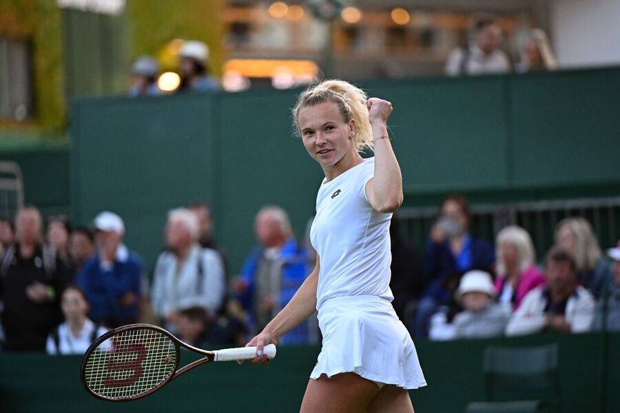 Kateřina Siniaková v utkání dvouhry na tenisovém Wimbledonu 2024, ve čtyřhře si dnes zahraje semifinále