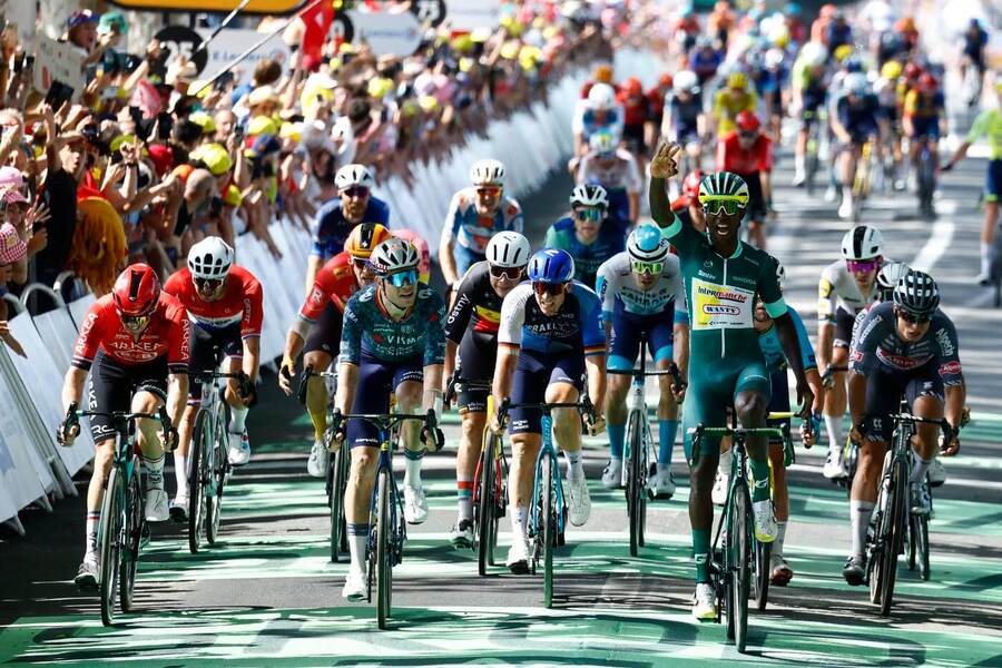 Eritrejský závodník Biniam Girmay vyhrál už tři etapy na Tour de France 2024