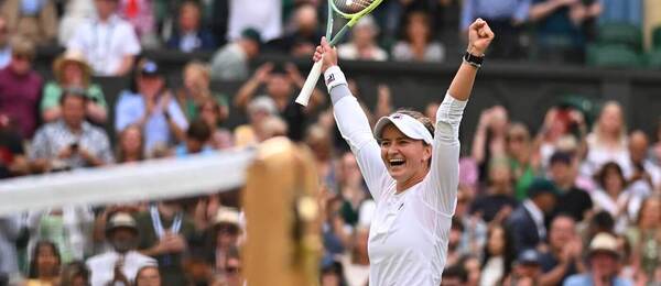 Barbora Krejčíková oslavuje postup do finále ženské dvouhry na Wimbledonu 2024