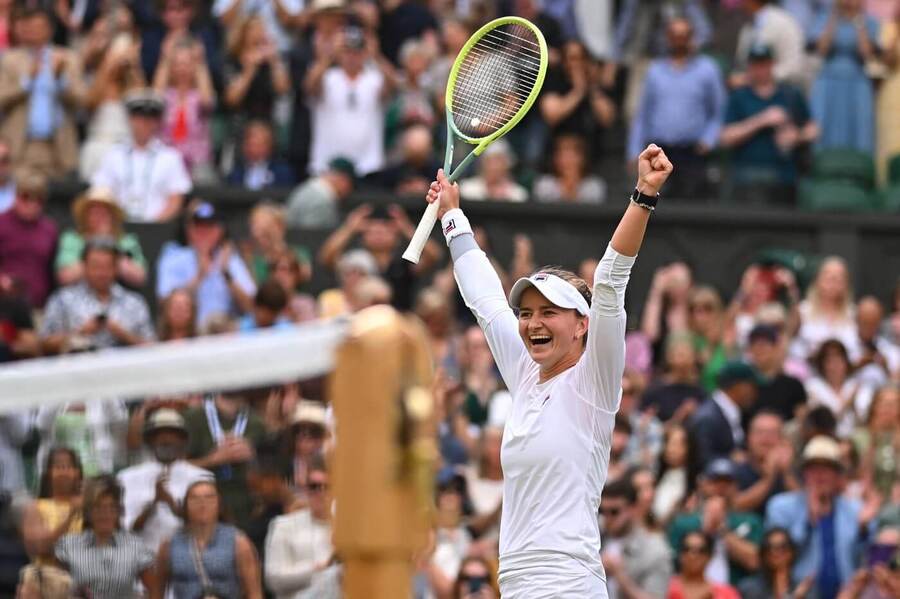 Barbora Krejčíková oslavuje postup do finále ženské dvouhry na Wimbledonu 2024