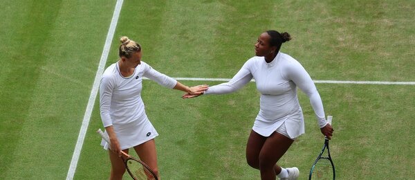 Tenis, WTA, Kateřina Siniaková s Taylor Townsend během semifinále Wimbledonu, All England Club