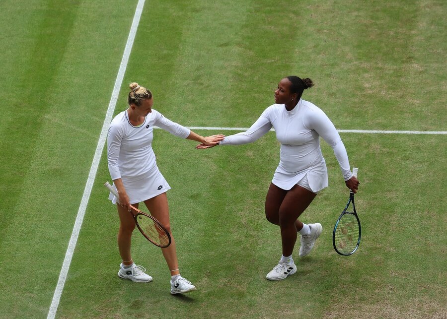 Tenis, WTA, Kateřina Siniaková s Taylor Townsend během semifinále Wimbledonu, All England Club