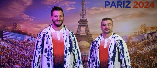 Judisté Lukáš Krpálek (vlevo) a David Klammert pózují v oblečení pro české sportovce na LOH v Paříži 2024.