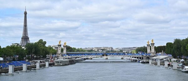 Pohled na Paříž, řeka Seina a Eiffelova věž