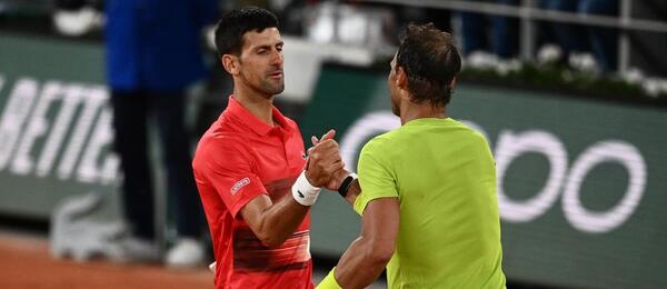 Tenisté Novak Djokovič a Rafael Nadal po vzájemném zápase na Roland Garros v Paříži, dnes je na LOH 2024 čeká již 60. duel