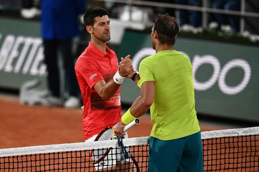 Tenisté Novak Djokovič a Rafael Nadal po vzájemném zápase na Roland Garros v Paříži, dnes je na LOH 2024 čeká již 60. duel