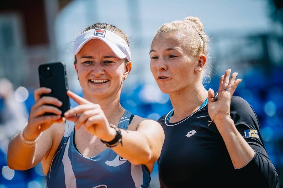 Barbora Krejčíková a Kateřina Siniaková po vítězství na Prague Open 2024, o necelý týden později dnes nastoupí do čtvrtfinále čtyřhry na OH 2024 v Paříži