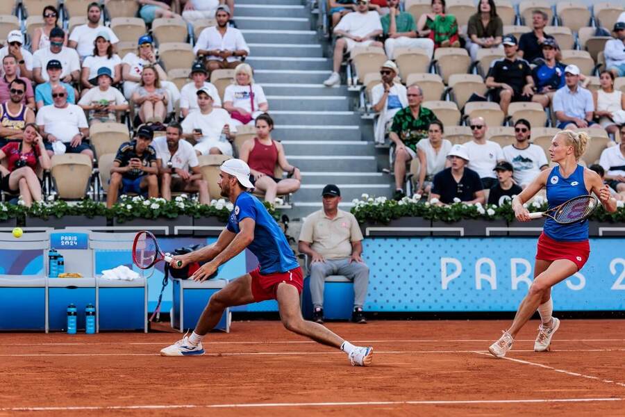 Čeští tenisté Tomáš Macháč a Kateřina Siniaková v utkání smíšené čtyřhry na OH 2024 v Paříži, kde si dnes zahrají o zlatou olympijskou medaili