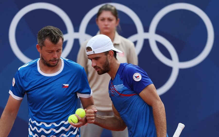 Čeští tenisté Tomáš Macháč a Adam Pavlásek v semifinále čtyřhry na Olympiádě 2024 v Paříži, kde si dnes zahrají o bronzovou medaili